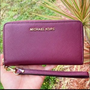 ⬇️Authentic Micheal kors jet set travel wallet